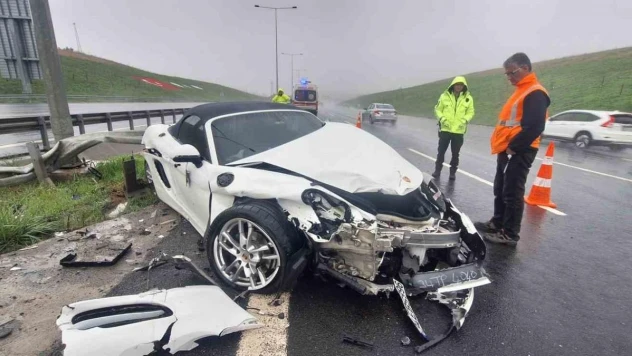 Sultangazi'de direksiyon hakimiyetini kaybeden sürücü bariyere çarptı: Lüks araç hurdaya döndü