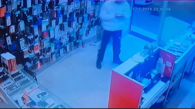 Sultangazi'de esnafın dalgınlığından faydalanıp telefonu böyle çaldı