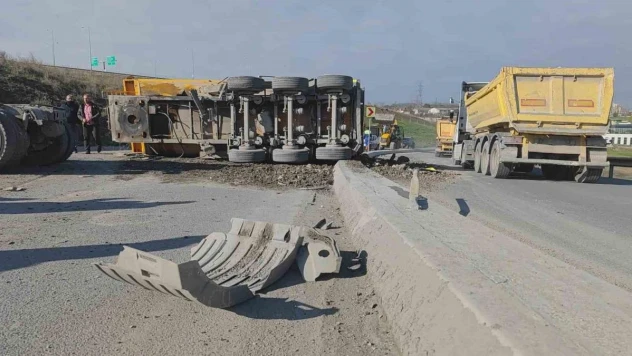 Sultangazi'de feci kaza: Damper yerinden koptu hafriyat yola döküldü