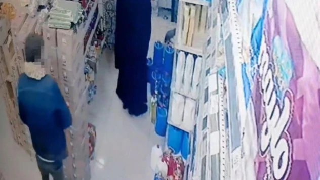 Sultangazi'de markete giren hırsız, çaldığı ürünleri göğsüne sakladı: O anlar kamerada