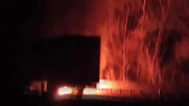 Sunta yüklü tırın dorsesinde çıkan yangın söndürüldü