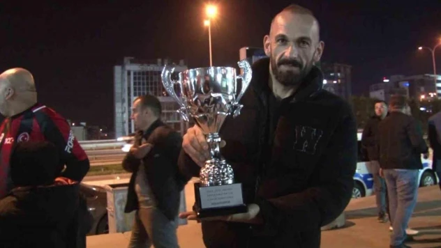 Süper Amatör Lig'de grup şampiyonu olan Gülsuyuspor'da taraftarlardan şampiyonluk kutlaması