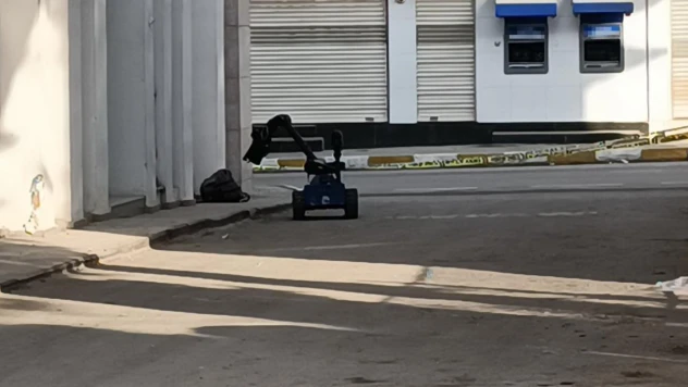Şüpheli çanta bomba imha robotu ile patlatıldı