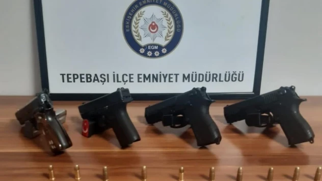 Şüpheli şahsın evinde çok sayıda tabanca ve fişek ele geçirildi