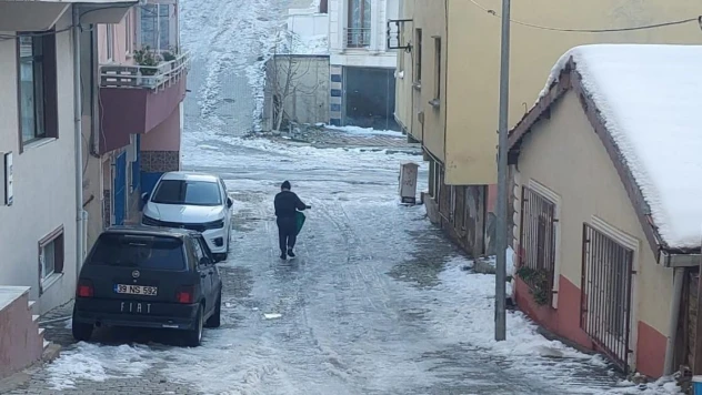 Sürücülerin zorlu maratonu: Yollar adeta buz pistine döndü