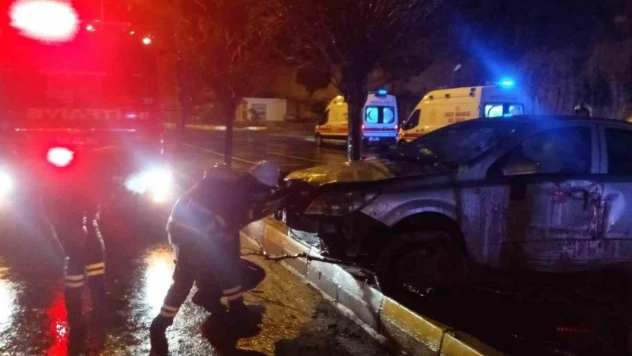 Sürücüsünün direksiyon hakimiyetini kaybettiği otomobil kaldırıma çarptı