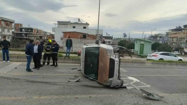 Sürücüsünün direksiyon hakimiyetini kaybettiği araç yan yattı