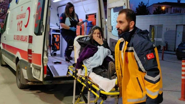 Sürücüsünün kontrolünden çıkan otomobil 2 yayaya çarptı 1'i bebek 4 kişi yaralandı