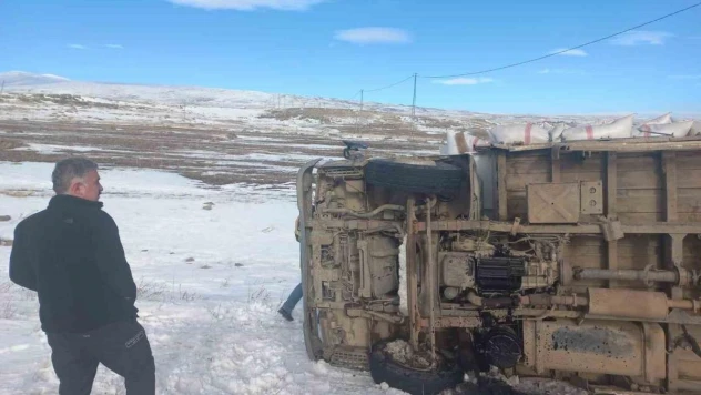 Susuz saman yüklü kamyonet devrildi