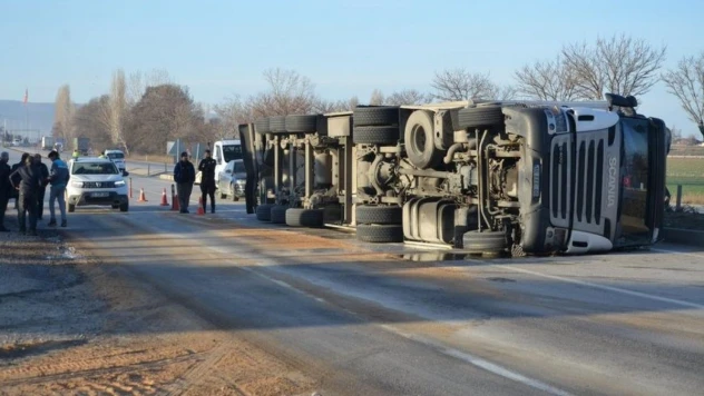 Süt ürünleri yüklü tır devrildi: 1 yaralı