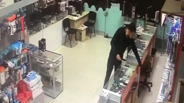 Tablet bakmak için girdiği dükkandan kaşla göz arasında 30 bin TL değerinde 2 telefonu alarak kaçtı