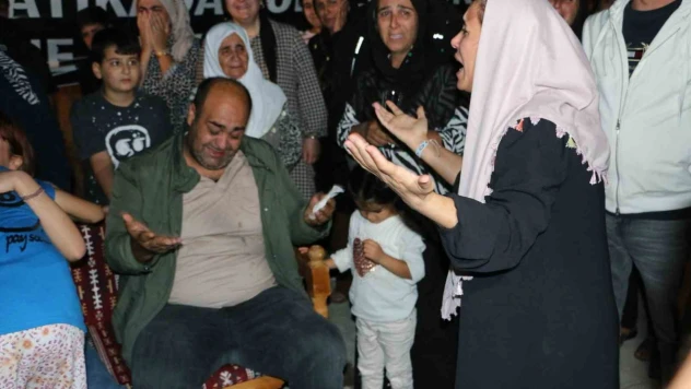 Tahliye olan Güran'lar cezaevinden çıktı, Narin'in mezarını ziyaret etti