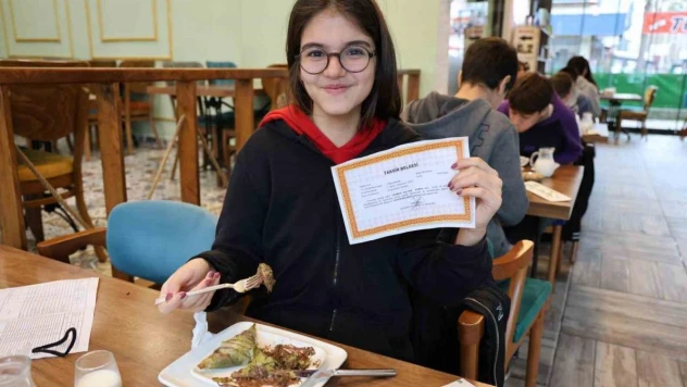 Takdir ve teşekkür alan öğrenciler 'Adana bombası'nı kaptı