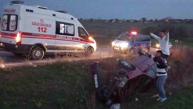 Takla atan aracın altından sağ salim çıktı, arkadaşını sırtına alıp poz verdi