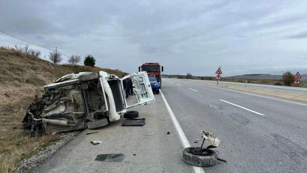 Takla atan kamyonetin sürücüsü kaldırıldığı hastanede yaşamını yitirdi
