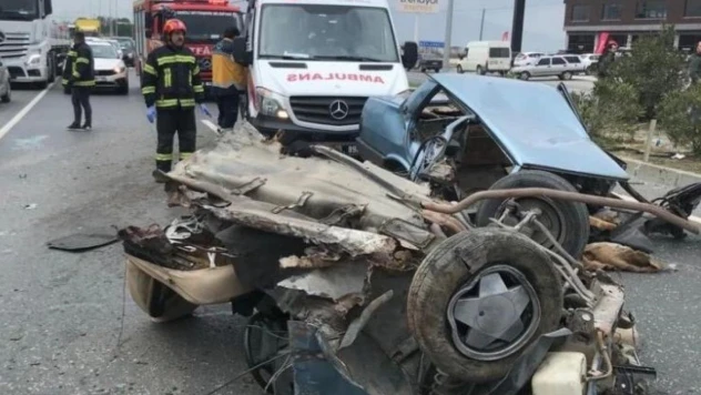 Takla atan otomobil ikiye bölündü