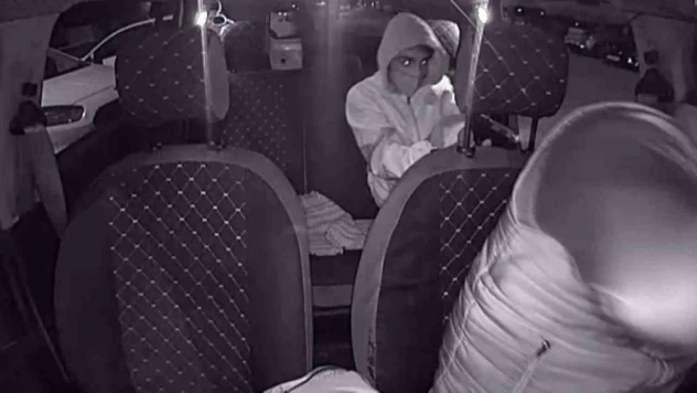 Taksici Oğuz Erge'yi öldüren Delil Aysal için istenen ceza belli oldu. İzmir'de, taksici Oğuz Erge'yi (44) silahla öldüren Delil Aysal (19) hakkında kasten adam öldürme, yağma ve ruhsatsız silah taşıma suçlarından dava açıldı. Savcının hazırladığı iddiana