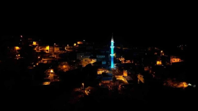 Tarihi cami ışıklandırmasıyla göz kamaştırıyor