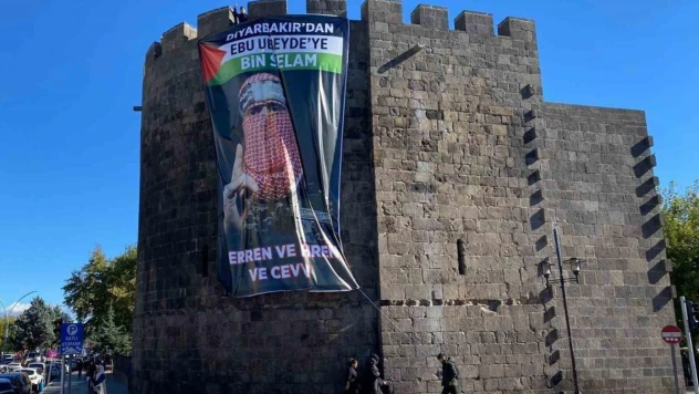 Tarihi Diyarbakır surlarına Ebu Ubeyde'nin dev posteri asıldı