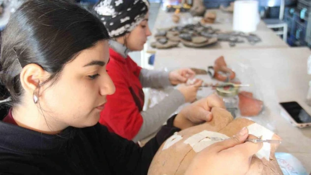 Tarihi elleriyle birleştiriyorlar