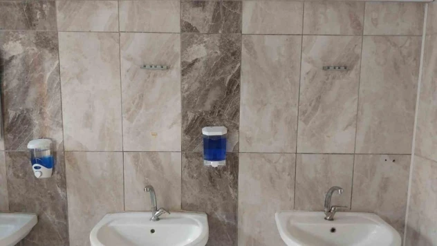 Tarihi Laal Paşa Camisinin tuvaletinin kapı, pencere ve  aynalara zarar verdi