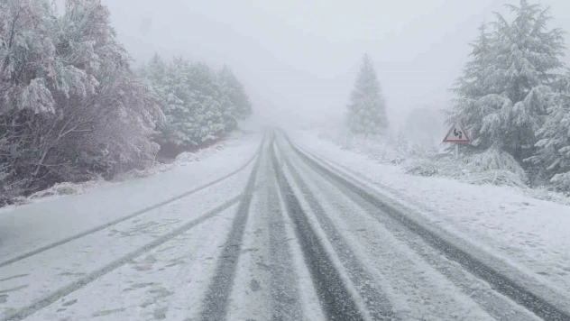 Tarihi mahalle beyaza büründü