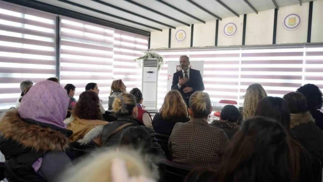 Tarsus'ta kadınlar sağlıklı yaşam konusunda bilgilendiriliyor