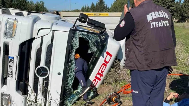 Tarsus'ta tır devrildi: 1 yaralı