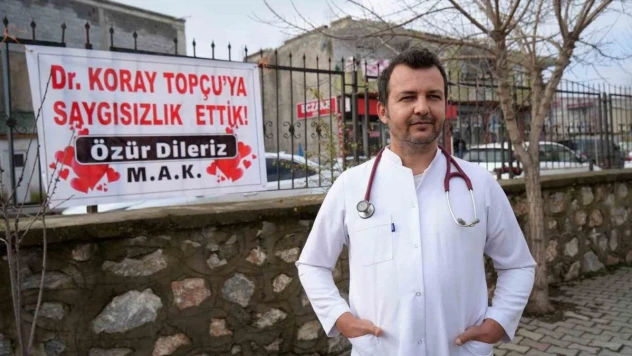Tartıştıkları doktordan özür dilemek için pankart astılar