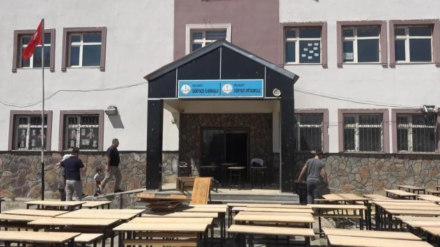 Tatile gitmeyen öğretmenler okul sıralarını yeniledi