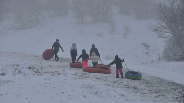 Tatilin keyfini kayarak çıkardılar: Şambrellerle doyasıya eğlendiler