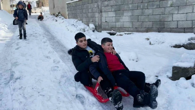 Tatvan'da çocukların kızak keyfi
