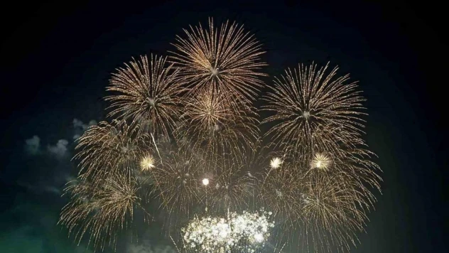 Tayland'da havai fişek festivali renkli görüntüler oluşturdu