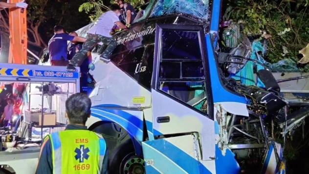 Tayland'da iki katlı otobüs ağaca çarptı: 14 ölü, 35 yaralı