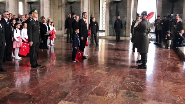 TBMM'de 23 Nisan kutlamaları başladı... Çocuklar Ata'yı ziyaret etti