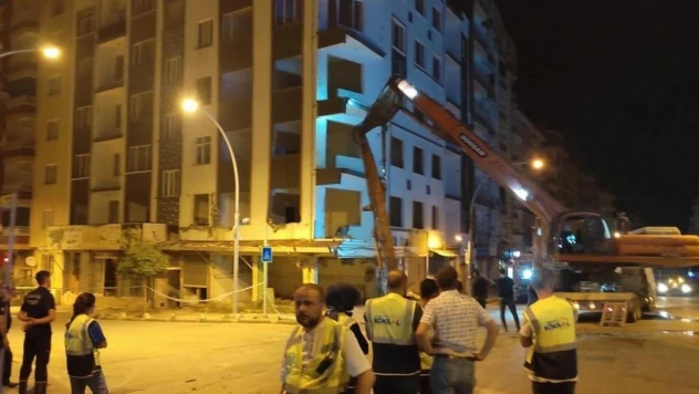 Tehlike saçan ağır hasarlı bina kontrollü bir şekilde yıkıldı