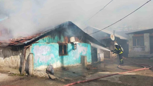 Tek katlı ev alevlere teslim oldu