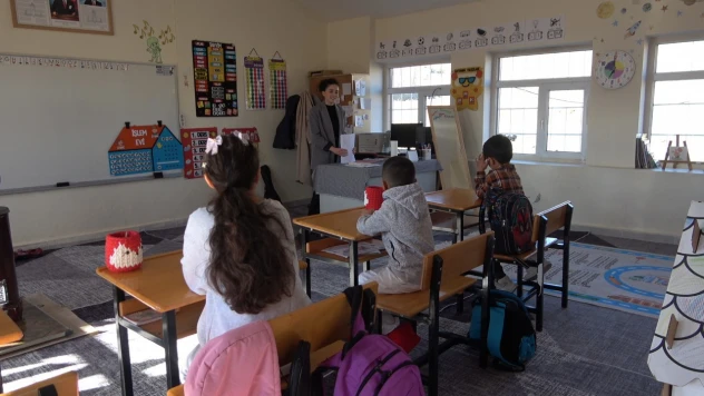 Tek öğretmen, dört öğrenci: Köy okuluna yürek ısıtan dokunuş