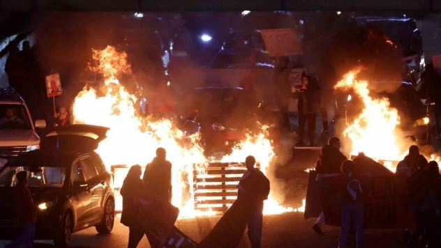 Tel Aviv'de göstericiler ateş yakarak otoyolu kapattı