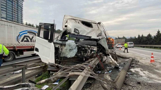 TEM'de tır bariyerlere çarpıp, aydınlatma direklerini devirdi