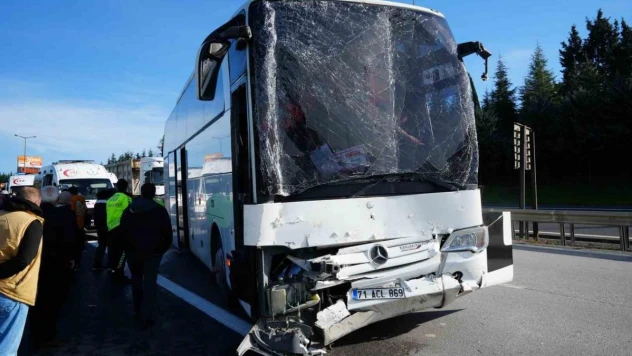 TEM'de yolcu otobüsü tıra çarptı: 13 yaralı