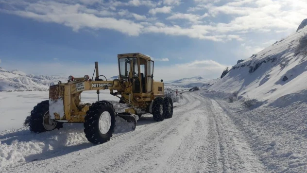 Tercan'da kardan kapalı köy yolları açılıyor