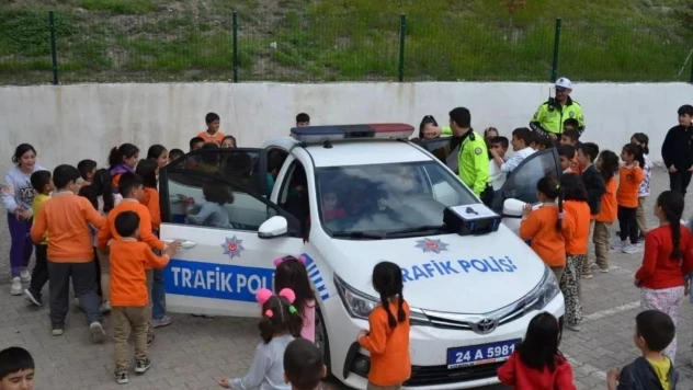 Tercan'da öğrencilere güvenli trafik eğitimi verildi