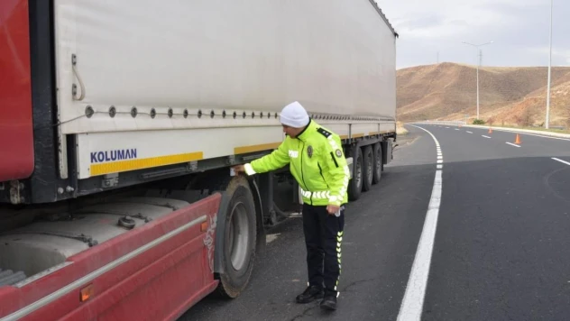 Tercan'da zorunlu kış lastiği uygulaması yapıldı