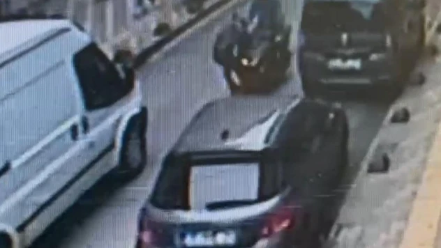 Ters yönde seyir halinde olan motosikletli, aniden yolun karşısına çıkan şahsa çarptı