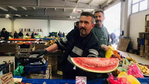 Tezgahta yerini alan yılın ilk karpuzu, dilimle satışa sunuldu