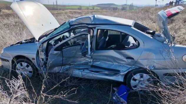 Ticari araçla çarpışan otomobil tarlaya uçtu: 1 ağır 2 yaralı