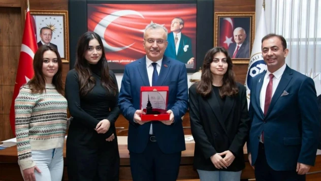 Tıp Kongresinde derece alan öğrencilerden Rektör Levent'e ziyaret