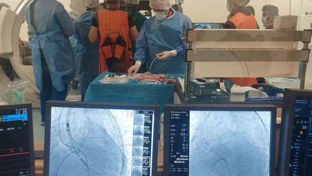 Tıpta çare tükenmiyor: İki yaşlı hastanın kalp kapağı değiştirildi