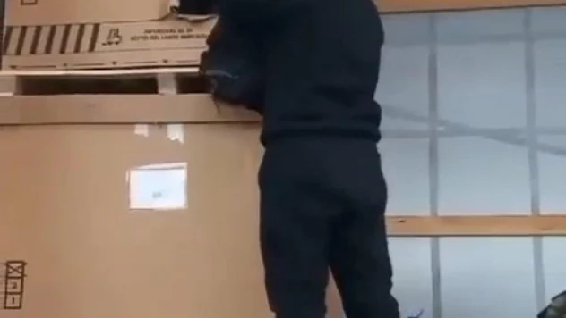 Tır dorsesindeki kutudan mülteci çıktı